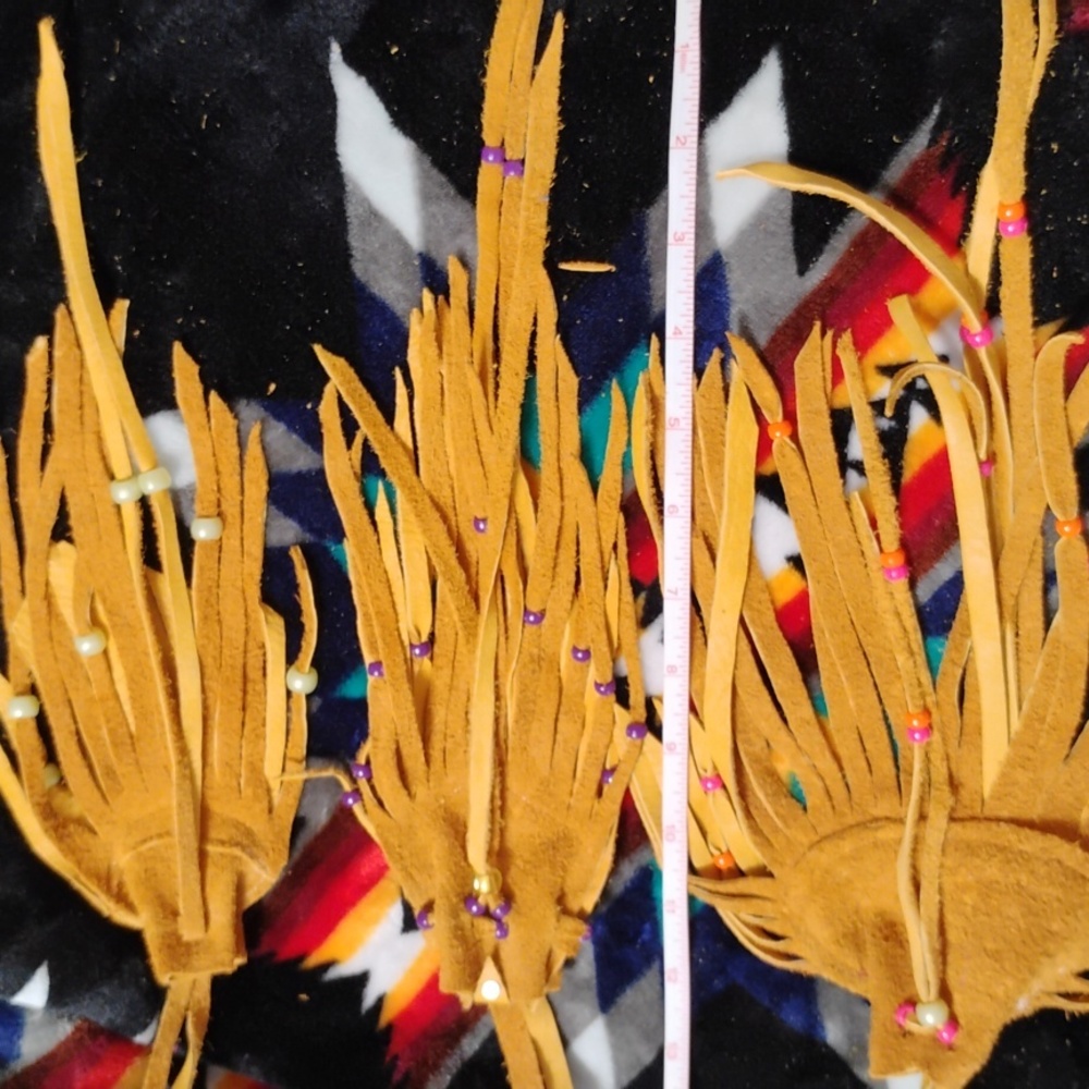 4 Small Buck Skin Medicine BagsWith Fringes And Accent Beads. Long Draw Closure. - Picture 2 of 10